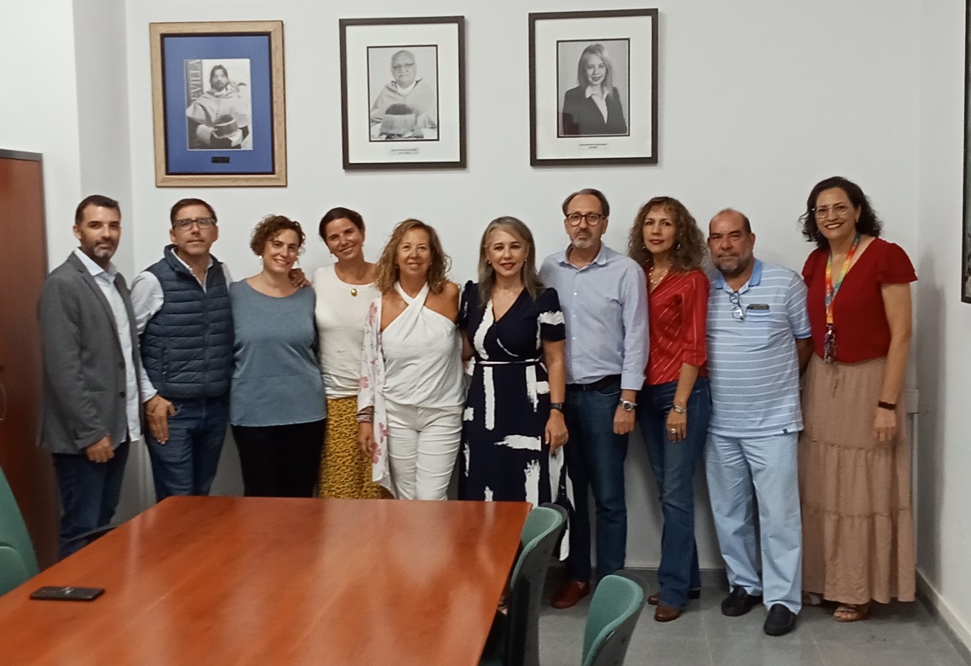 Mar Ramírez Alvarado con miembros de su equipo decanal.