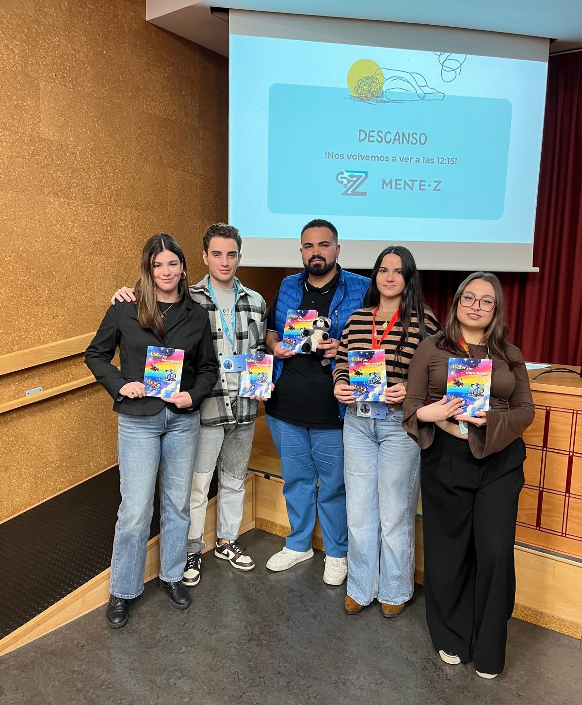 Los miembros del equipo de Mente-Z junto a Adriano Sillero durante la presentación de su libro Water y los cinco magos.