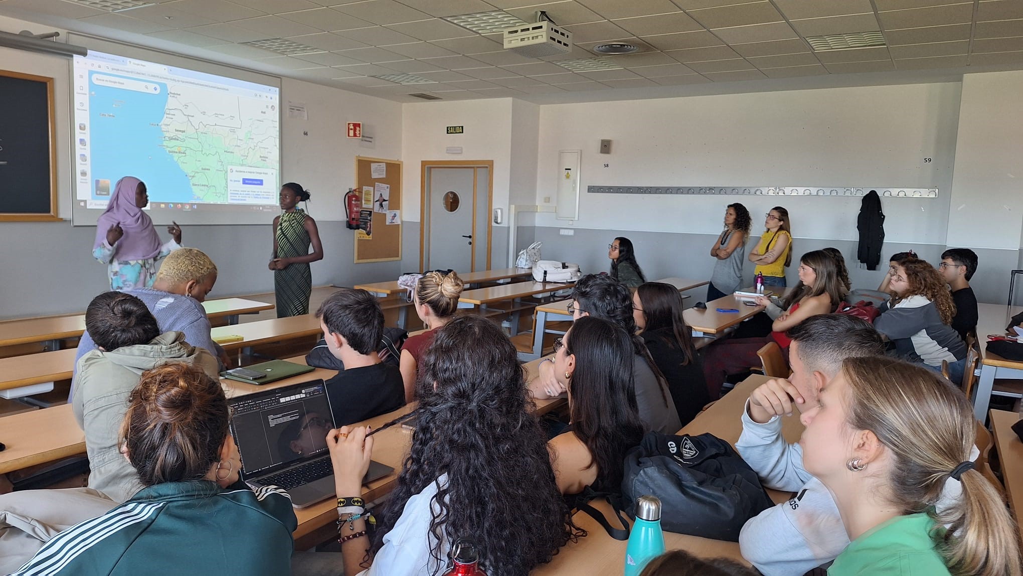 Lolita y Vardineia con estudiantes