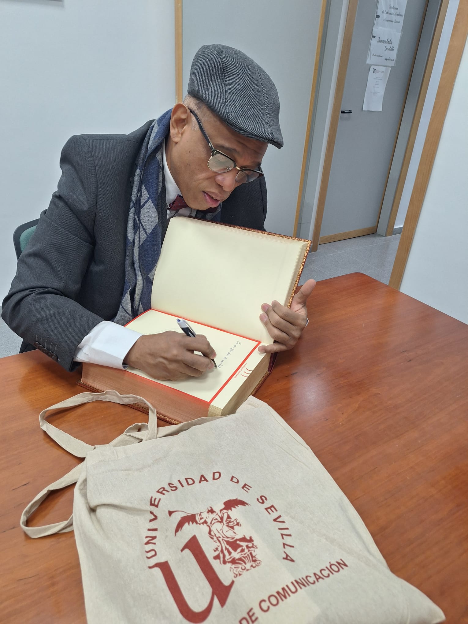 Ricardo Chica firmando el libro de visitas