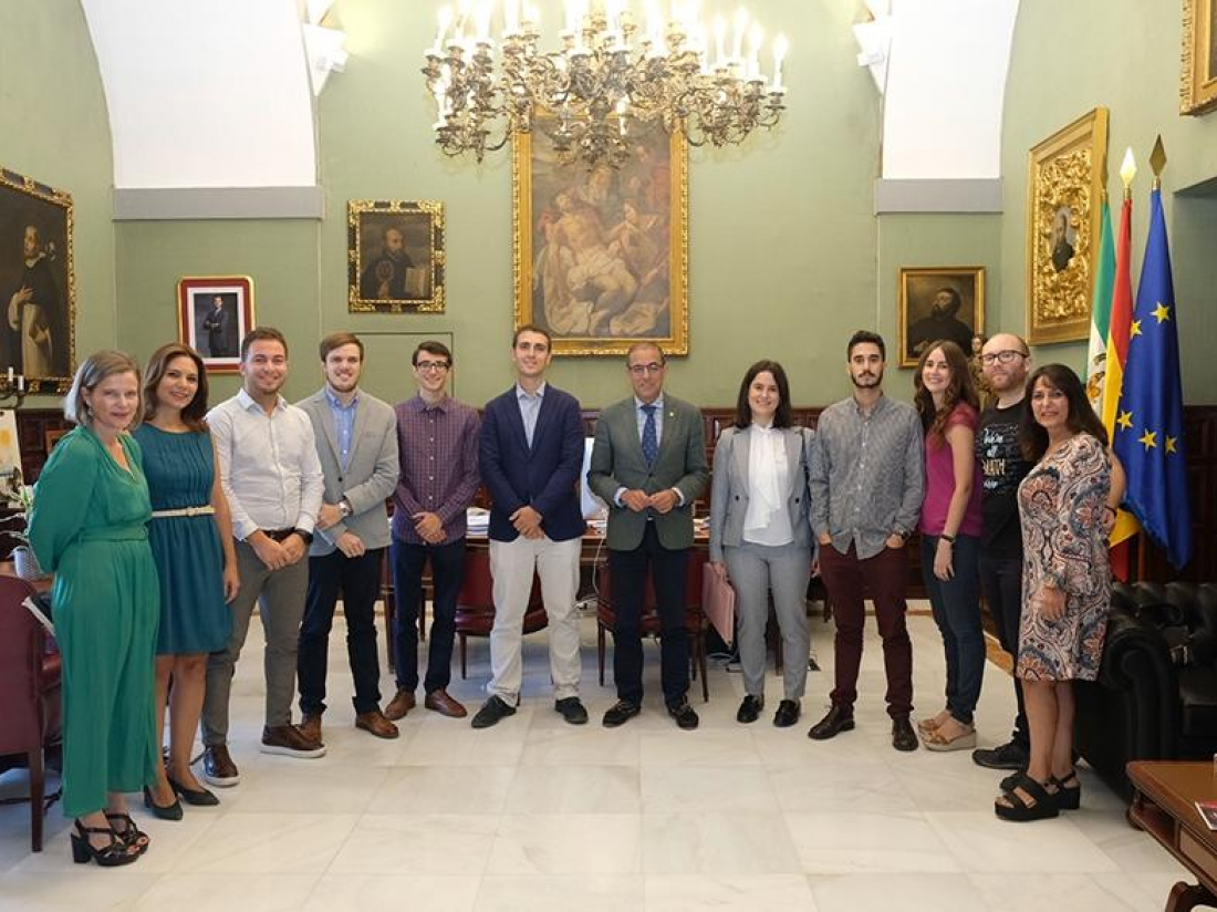 Rubén Rivas de Roca felicitado por el Rector | Facultad de Comunicación