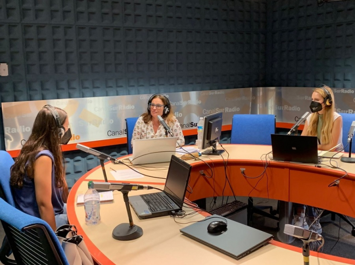 Nuria Moreno y Paula Guerrero, alumnas de la FCom, en Canal Sur Radio