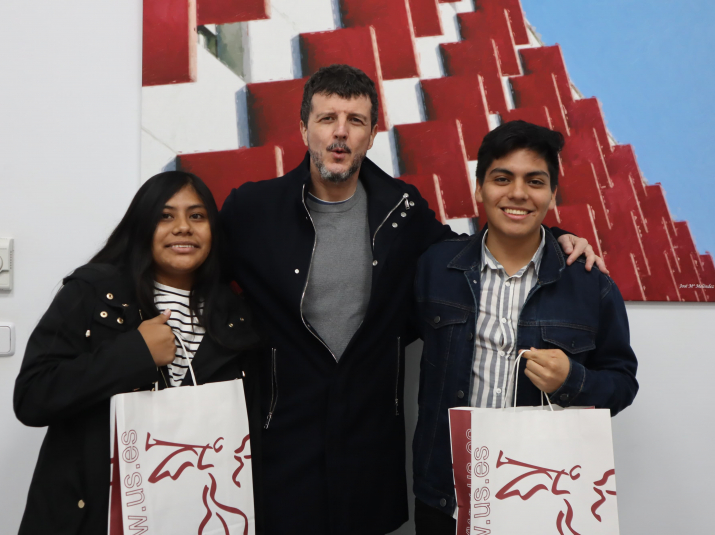 Luis Navarrete con estudiantes peruanos
