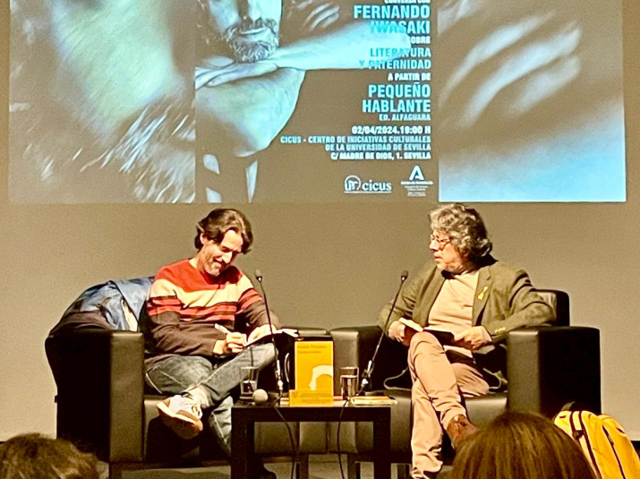 Andrés Neuman en la presentación del libro Pequeño hablante (Alfaguara, 2024) en la sede del CICUS junto a Fernando Iwasaky.