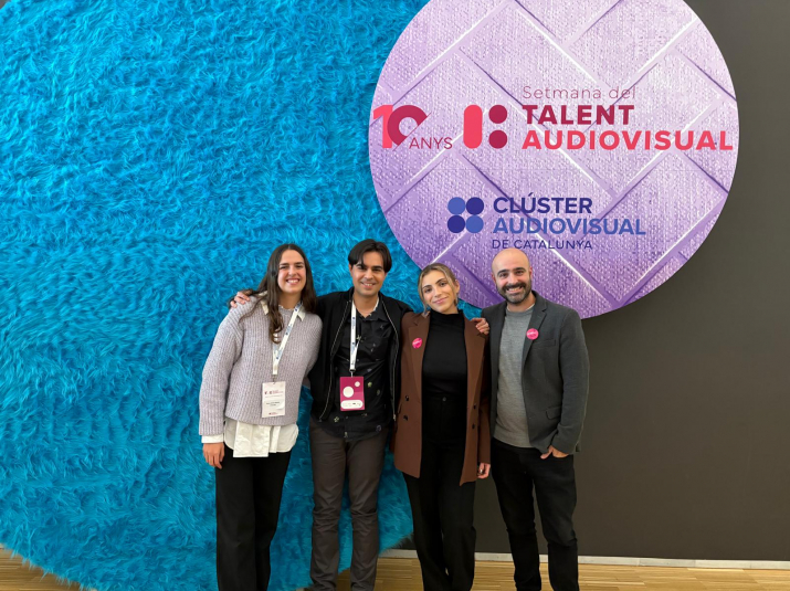 Sergio Cobo con alumnos en el pitching audiovisual