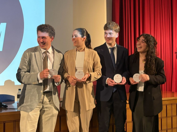 Los contras, equipo ganador del Torneo de Debate Fcom