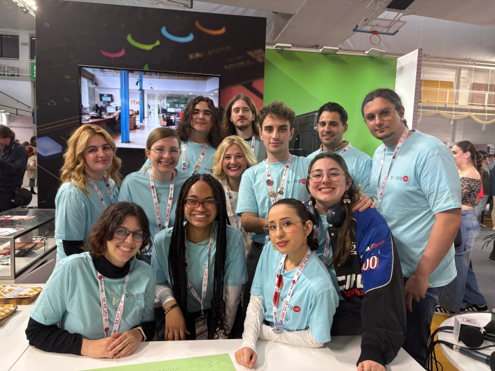 Salón de Estudiantes 2025