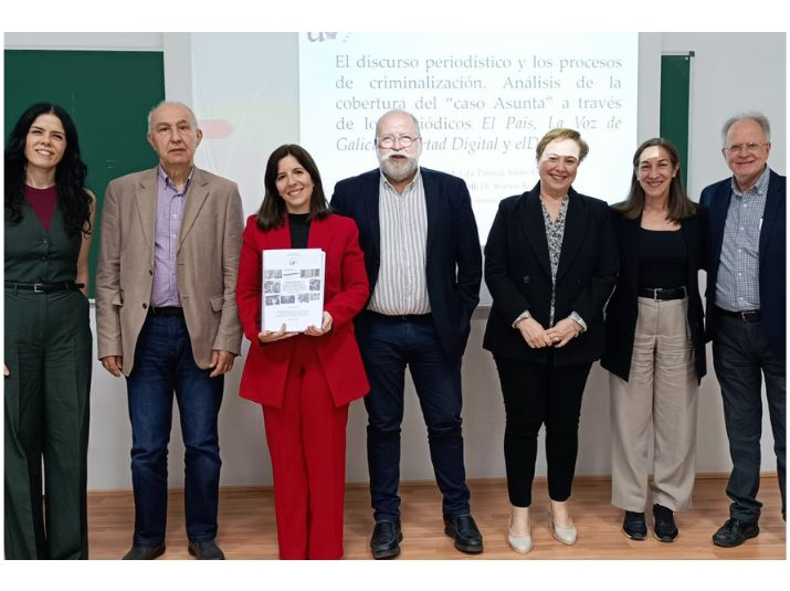 La doctoranda, junto al tribunal
