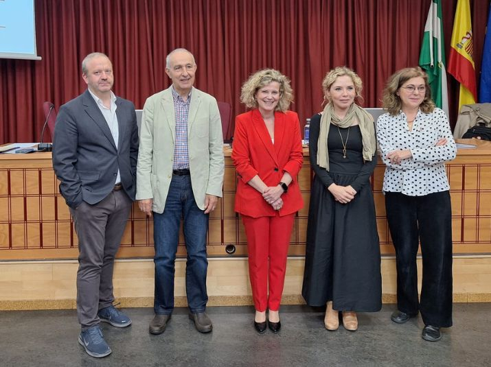 Candidata con miembros del tribunal