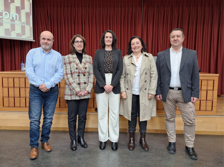 Victoria García junto a la comisión evaluadora