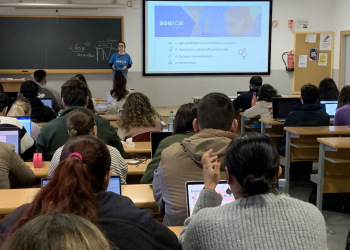 Julia Guerrero Alcántara con estudiantes del Grado en Periodismo