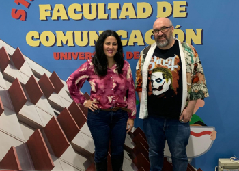 La profesora Rosario Martínez en su visita al stand de la Fcom en Mangafest 2024.