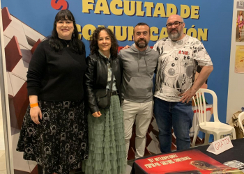Los profesores Antonio Gómez y María Ángeles Fernández en su visita al stand de la Fcom en Mangafest 2024.