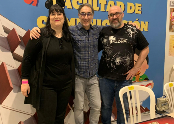 El profesor Joaquín Marín Montín en el stand de la Fcom en Mangafest 2024.