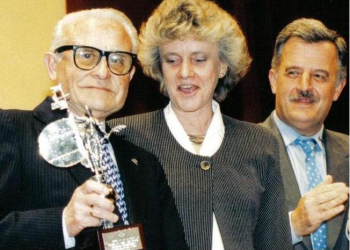 Premio Alcaldesa de Sevilla a la leyenda del periodismo, 1998. / ARCHIVO PERSONAL DE JUAN TRIBUNA.