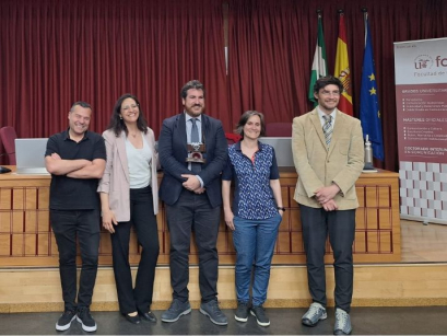 El candidato con miembros de la comisión evaluadora
