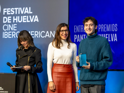 Álvaro León recoge su premio por el corto "Origami"