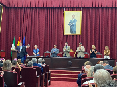 Luis Navarrete toma posesión tras su reelección como decano de la FCom