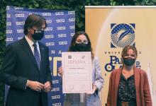 María Sánchez recibe el VI Premio Rosario Valpuesta en Carmona