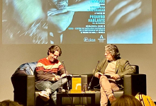Andrés Neuman en la presentación del libro Pequeño hablante (Alfaguara, 2024) en la sede del CICUS junto a Fernando Iwasaky.