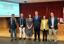 Isaac López Redondo con el tribunal evaluador de la plaza de PTU