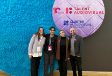 Sergio Cobo con alumnos en el pitching audiovisual