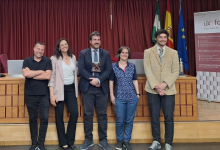 El candidato con miembros de la comisión evaluadora