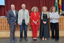 Candidata con miembros del tribunal