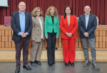 La candidata con los miembros de la comisión juzgadora