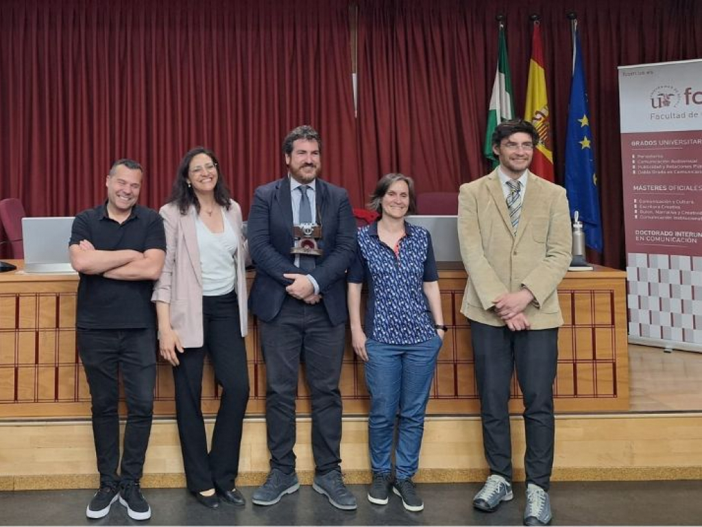 El candidato con miembros de la comisión evaluadora
