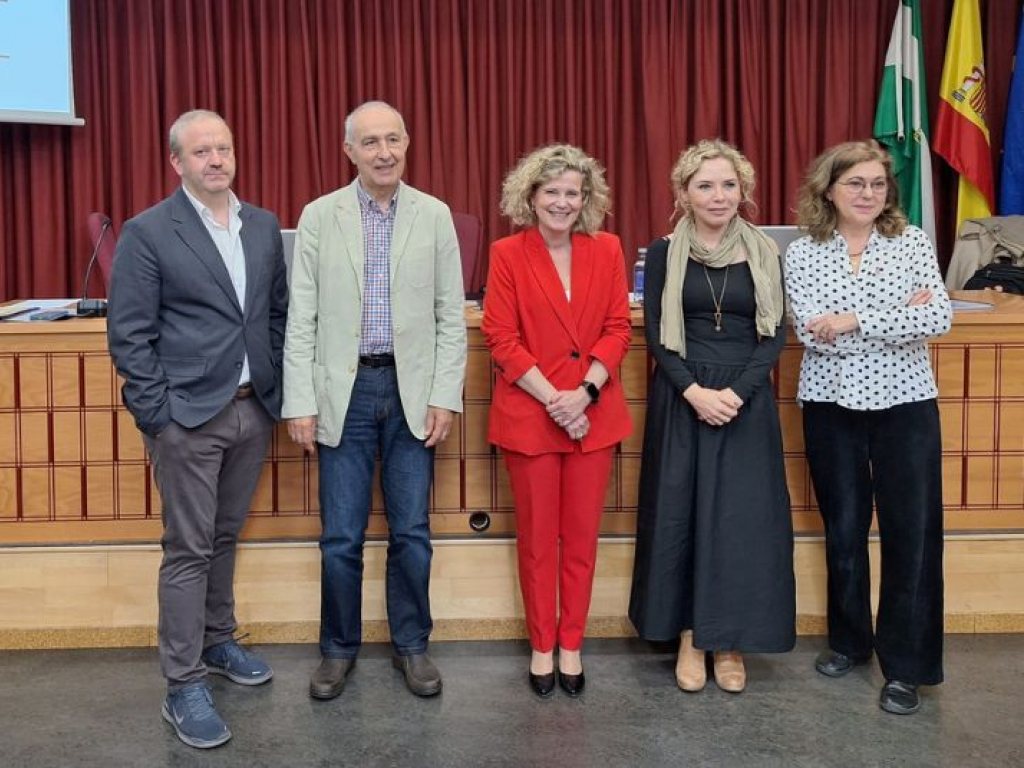 Candidata con miembros del tribunal