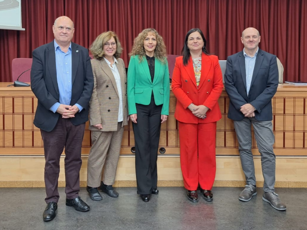 La candidata con los miembros de la comisión juzgadora